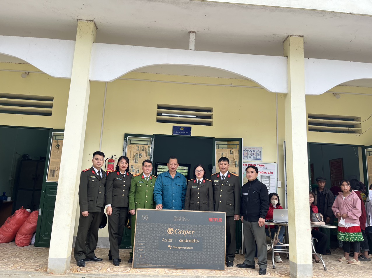 Đoàn Công tác phòng hậu cần công an tỉnh Bắc Ninh tặng quà cho học sinh